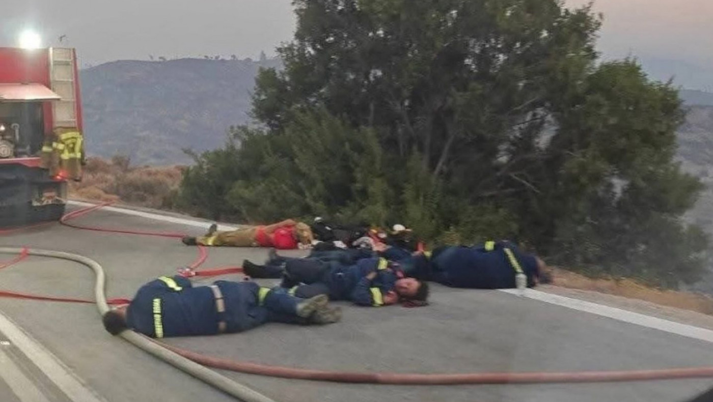 Φωτιά-Χίος: Εξαντλημένοι πυροσβέστες πεσμένοι τη μέση του δρόμου από την κούραση