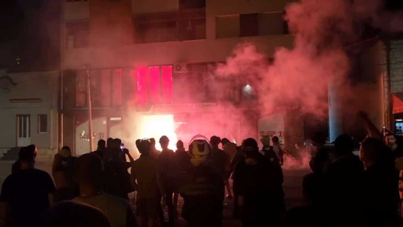 «Βράζει» η Σερβία: Έκαψαν τα γραφεία του κόμματος του Βούτσιτς