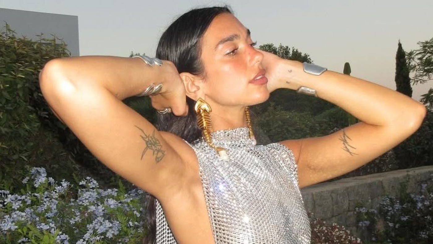 Γιορτάζει και φωτογραφίζεται χωρίς εσώρουχα η Dua Lipa