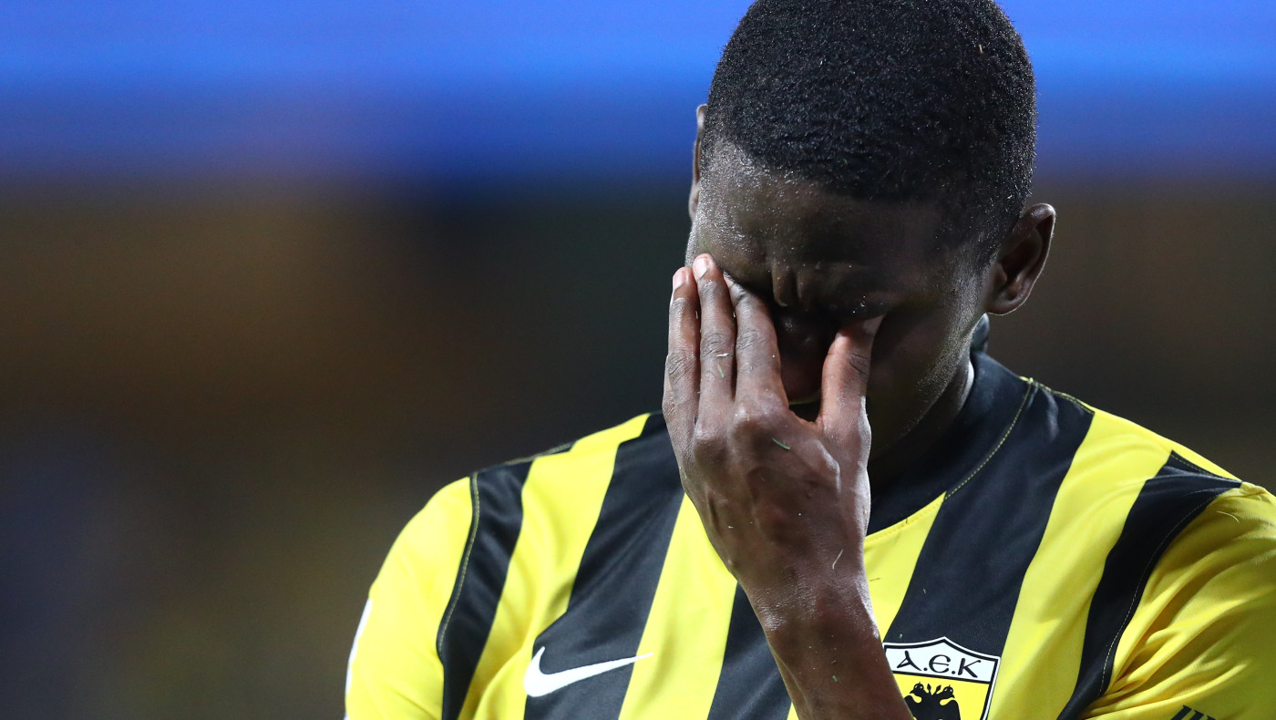 Αγωνία στην ΑΕΚ με Ζίνι: Αποχώρησε με κλάματα από το γήπεδο