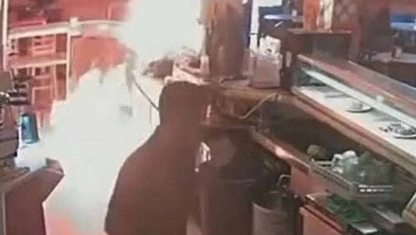 Αδιανόητο: Έβαλε φωτιά σε καφετέρια επειδή... δεν του σέρβιραν μαγιονέζα!