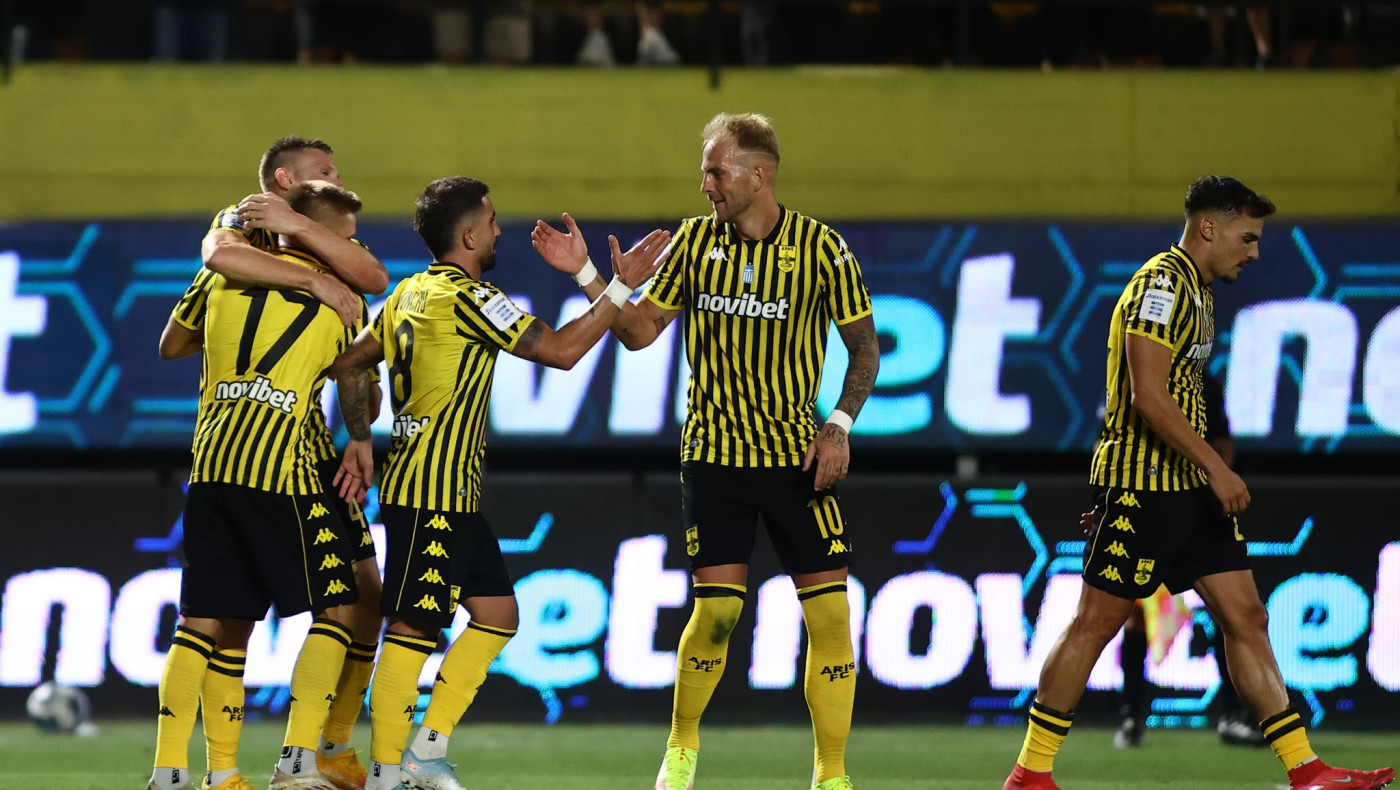 Ο θίασος άλλαξε, αλλά το χειροκρότημα καθυστερεί