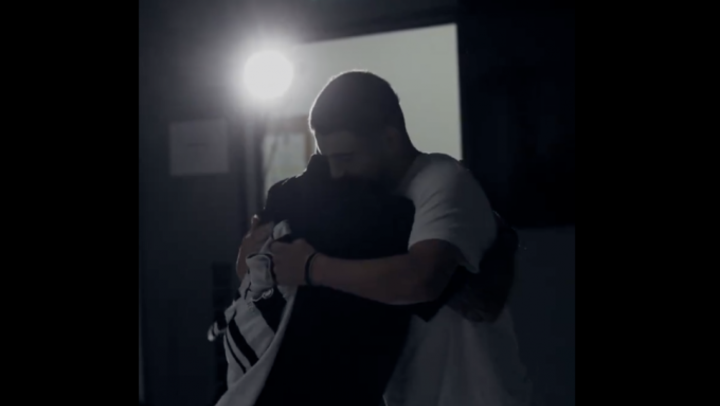 VIDEO: Ο Βιειρίνια τυπώνει και παραδίδει το θρυλικό 20 στον Ζαφείρη!