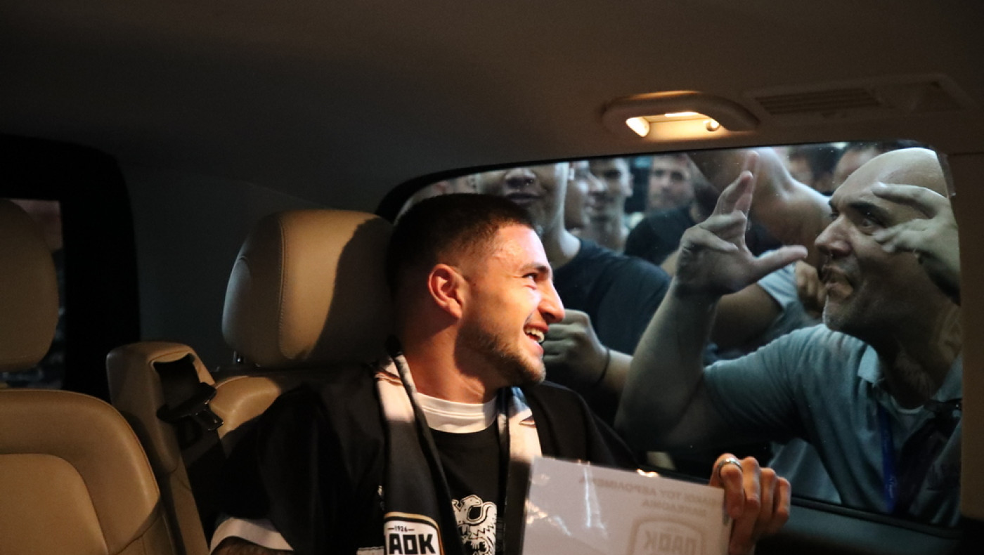 ΠΑΟΚ: Παροξυσμός για Ζαφείρη και πανό «παιχταρά καλωσόρισες»