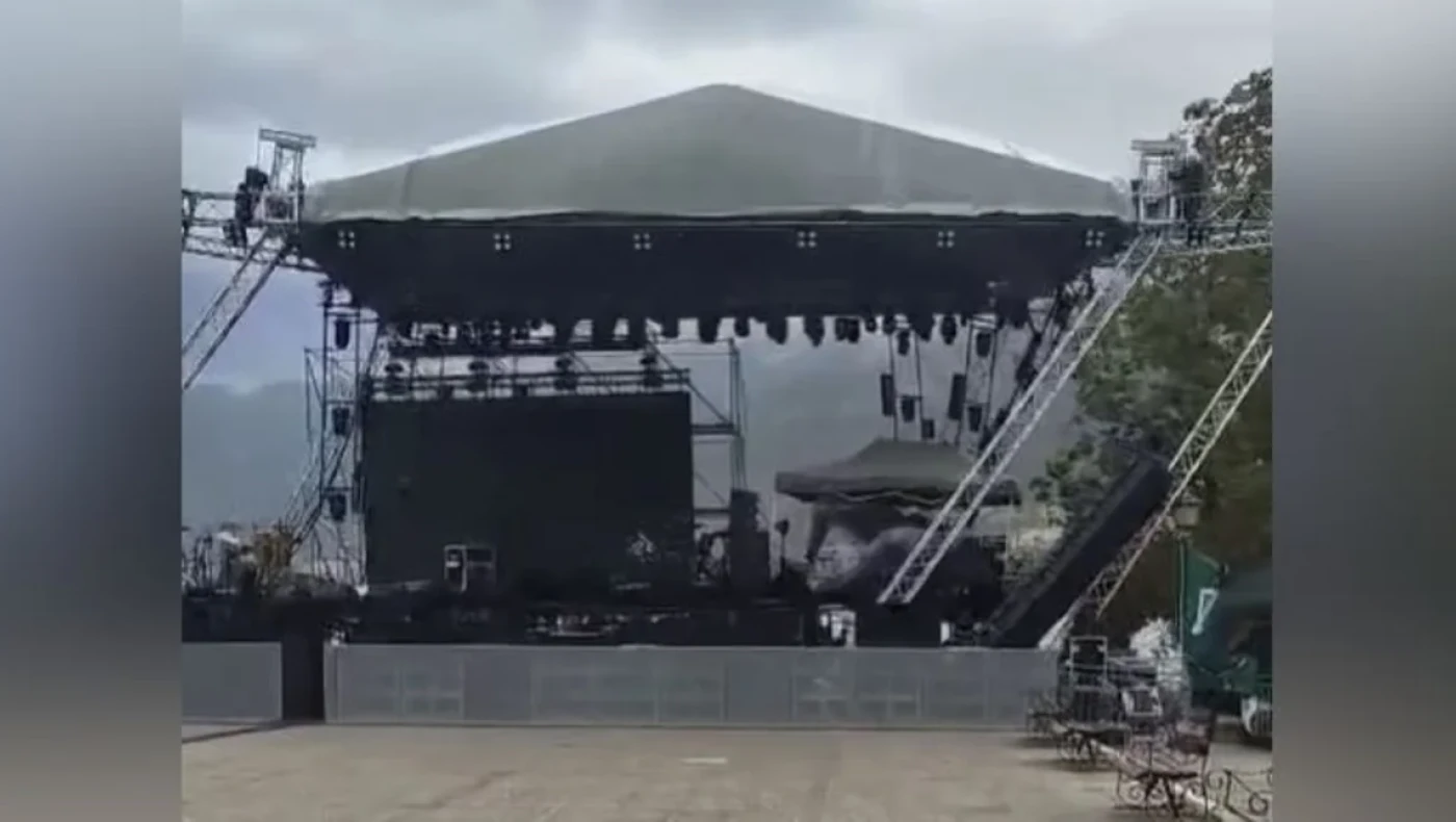 Ιωάννινα: Η στιγμή της κατάρρευσης της σκηνής-Ακυρώθηκε η συναυλία Βίσση-Ρέμου (vid)