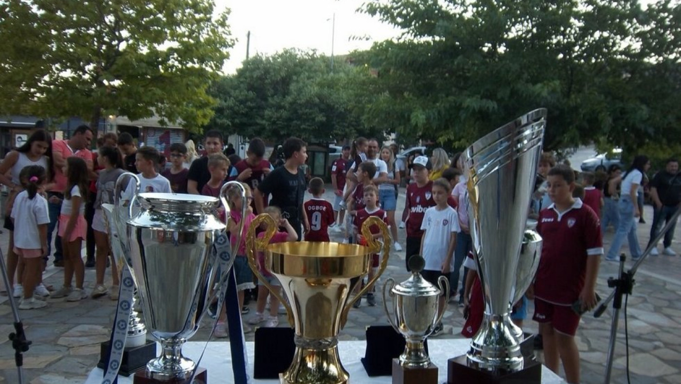 ΑΕΛ: Γέμισε με τρόπαια την Πλατεία Μακρυχωρίου του Δήμου Τεμπών