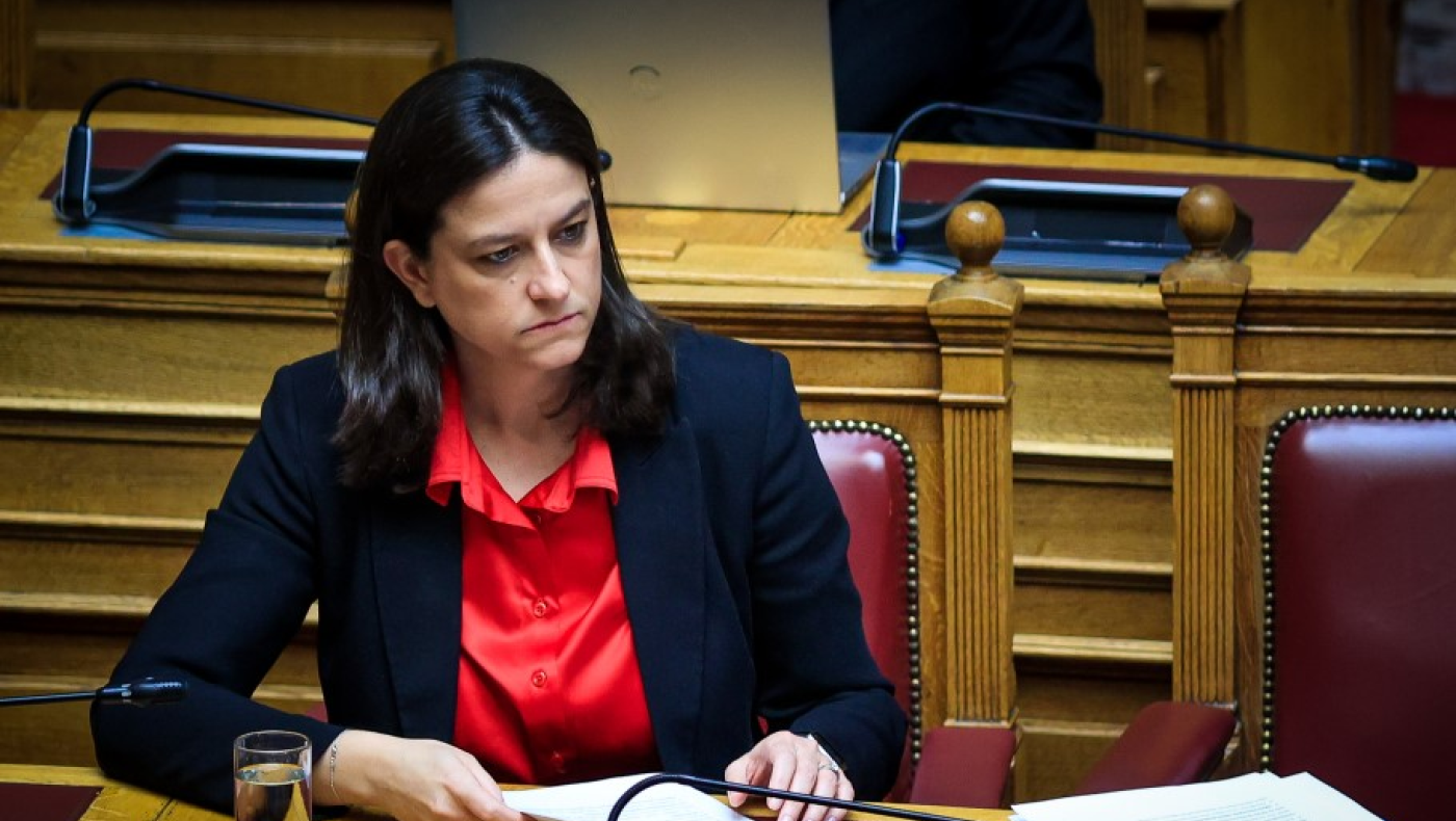 Προκαλεί η Κεραμέως για το 13ωρο: «Μας παρακαλούν να δουλέψουν παραπάνω»