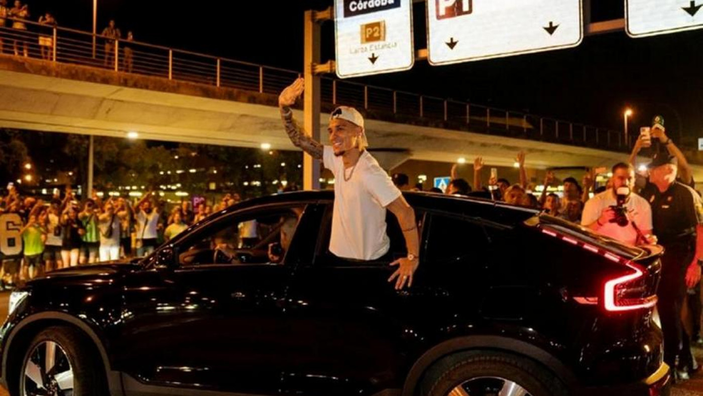 Αντίπαλοι ΠΑΟΚ: Χαμός στην άφιξη του Άντονι για τη Σεβίλλη