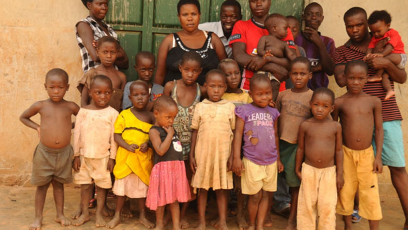 Την πούλησαν στα 12 της, γέννησε 47 παιδιά και την εγκατέλειψε ο άντρας της!