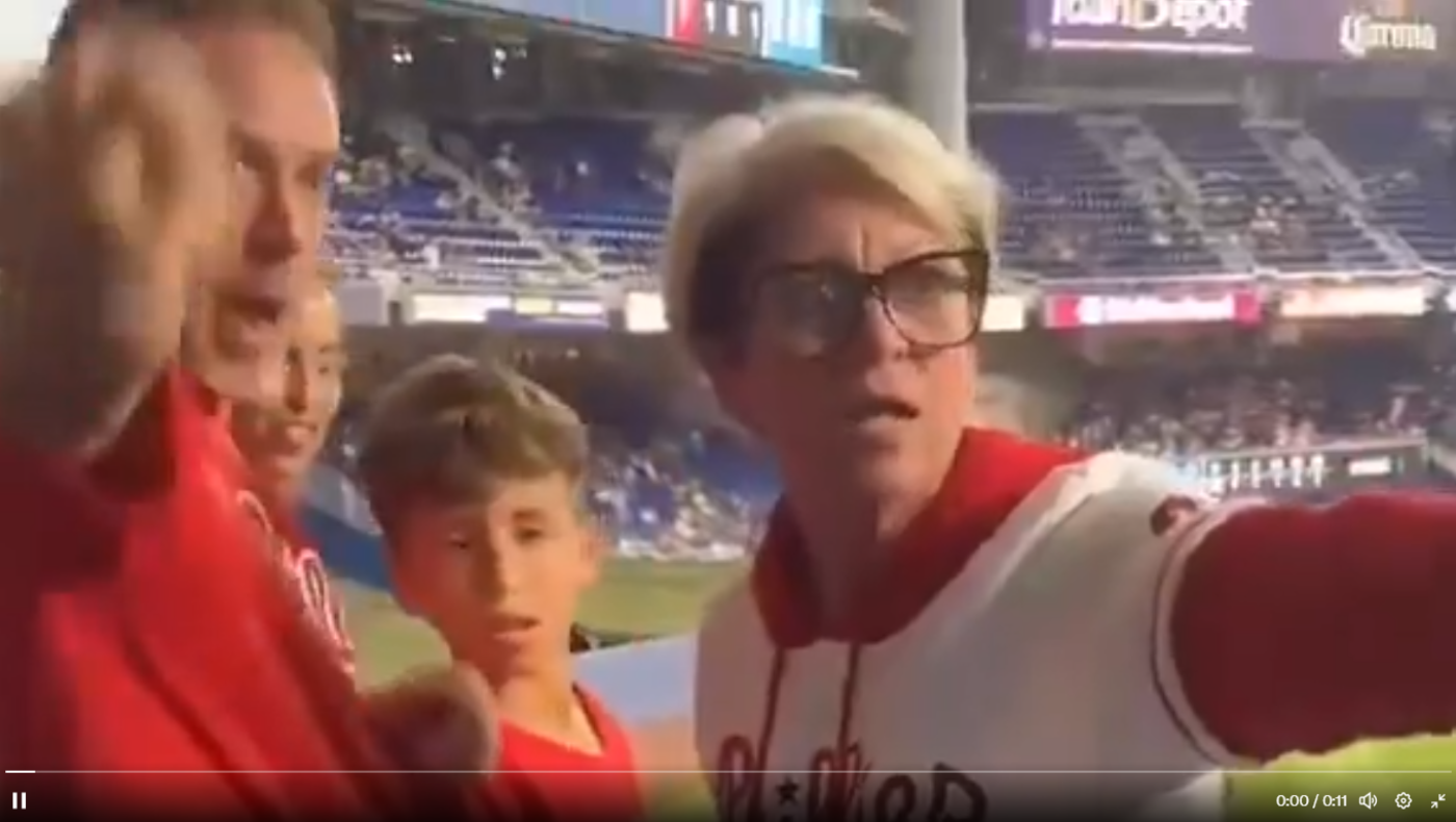 Μετά τον Πολωνό CEO, η «τρελή Κάρεν» κλέβει αναμνηστικό από παιδί!