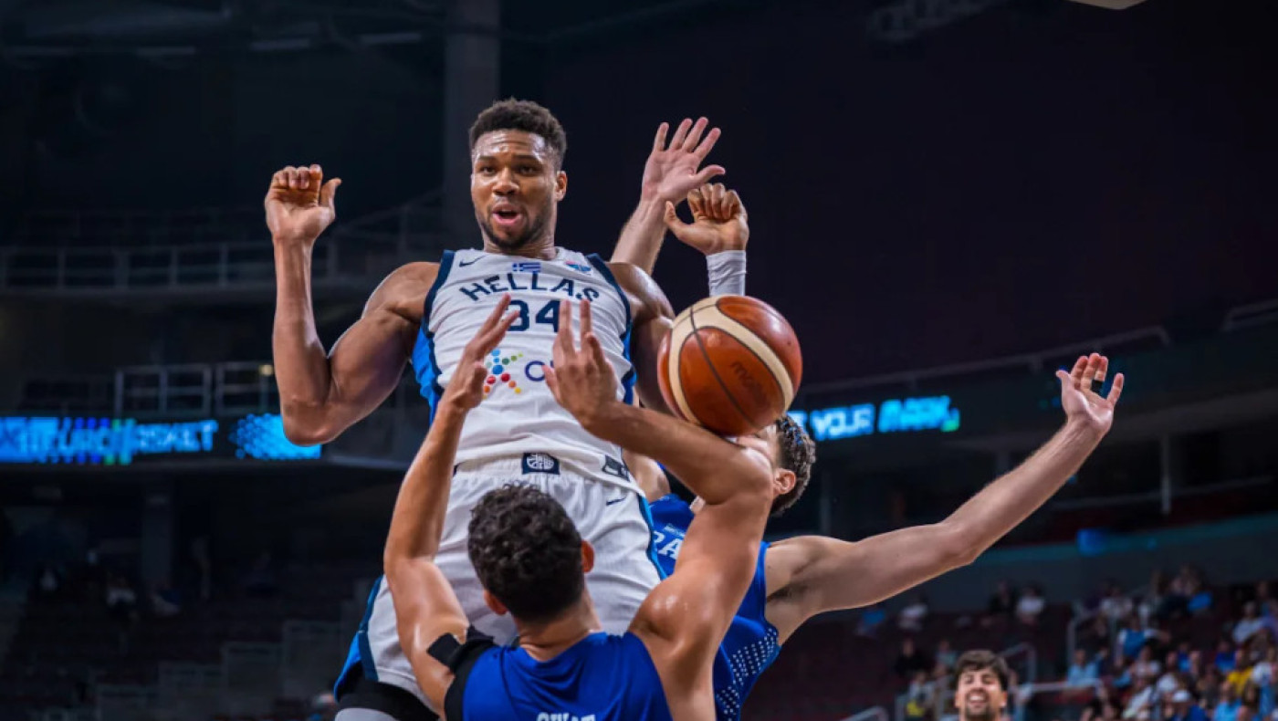 Ο Γιάννης τους πήρε παραμάζωμα, ο Σαμ τους τελείωσε και η Ελλάδα στους «8» του Eurobasket 2025