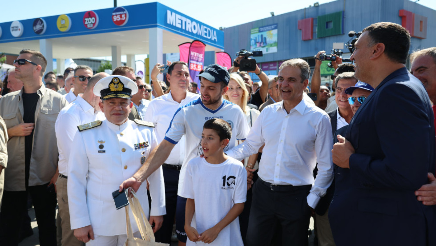 ΔΕΘ-Μητσοτάκης: Η φανέλα της Εθνικής και η ατάκα του Κικίλια