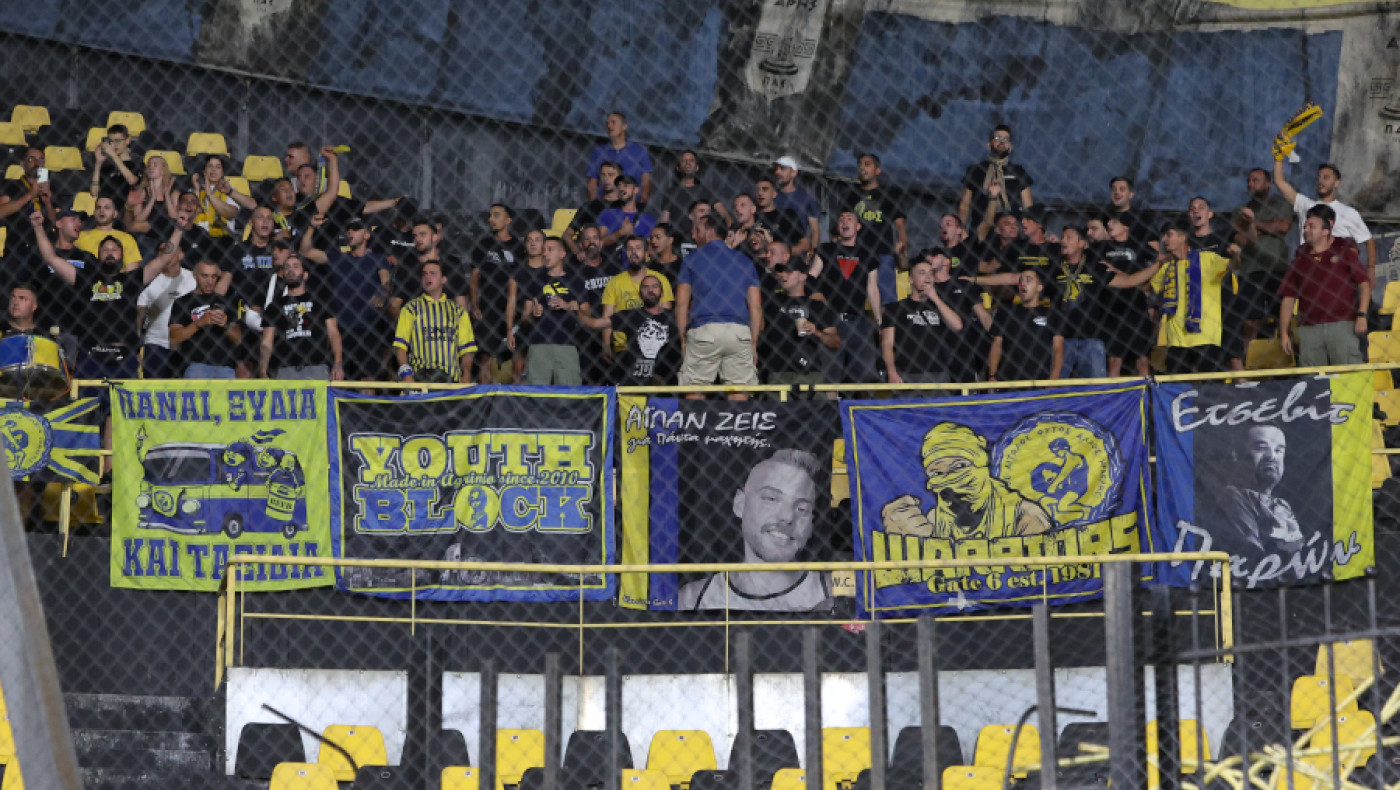 Οπαδός του Άρη σκαρφάλωσε στα κάγκελα δίνοντας μπύρες στους οπαδούς του Παναιτωλικού!