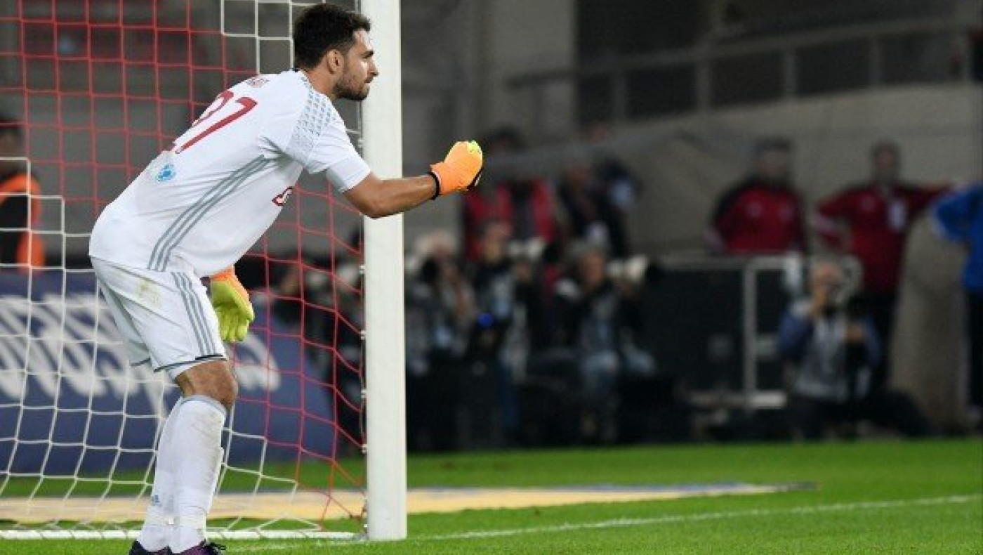 Ένα μήνα                                   εκτός ο Καπίνο