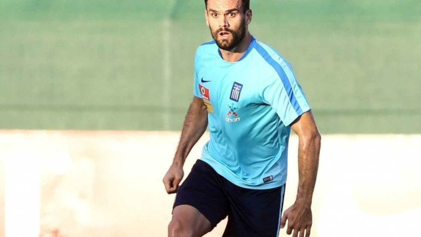 Ο Σκίμπε         δίνει το   περιβραχιόνιο στον Τζιόλη