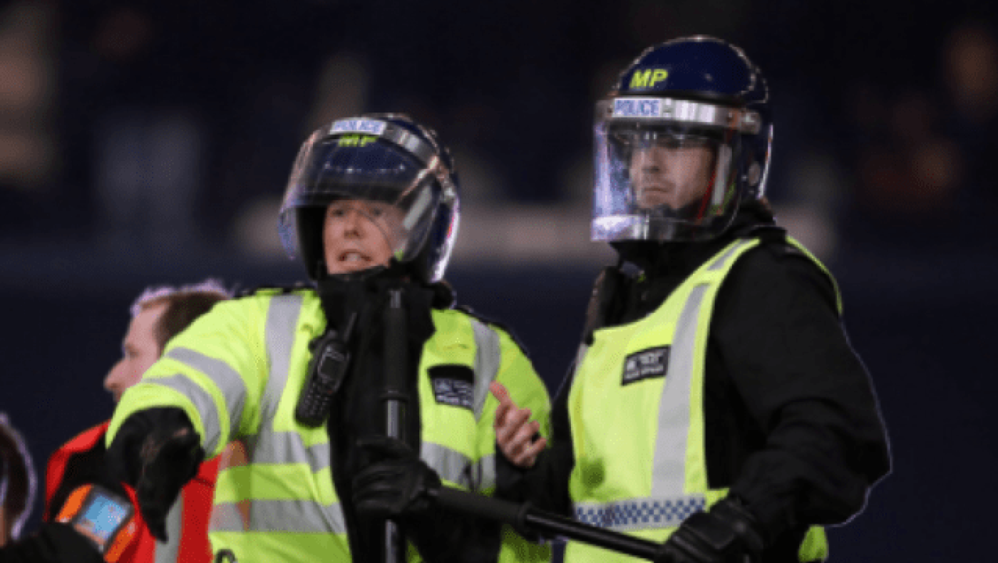 Για πρώτη φορά αστυνομία στα γήπεδα της Premier League (pics)