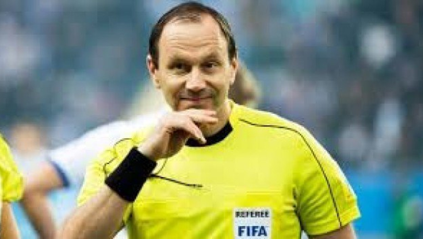 Αυτός σφυρίζει                      στο Ελλάδα - Βοσνία