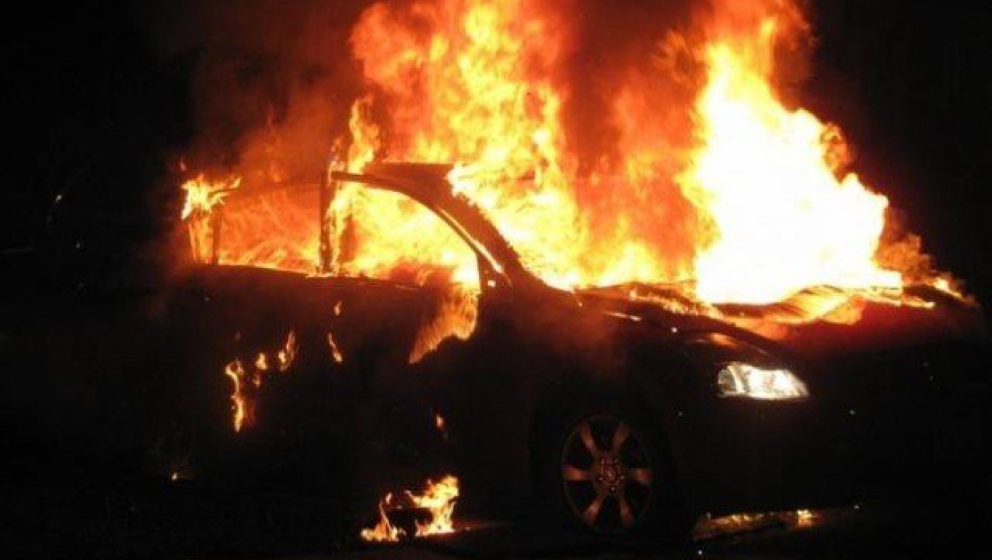 Θεσσαλονίκη - ΕΚΤΑΚΤΟ:  Ι.Χ. τυλίχθηκε στις φλόγες στον Περιφερειακό