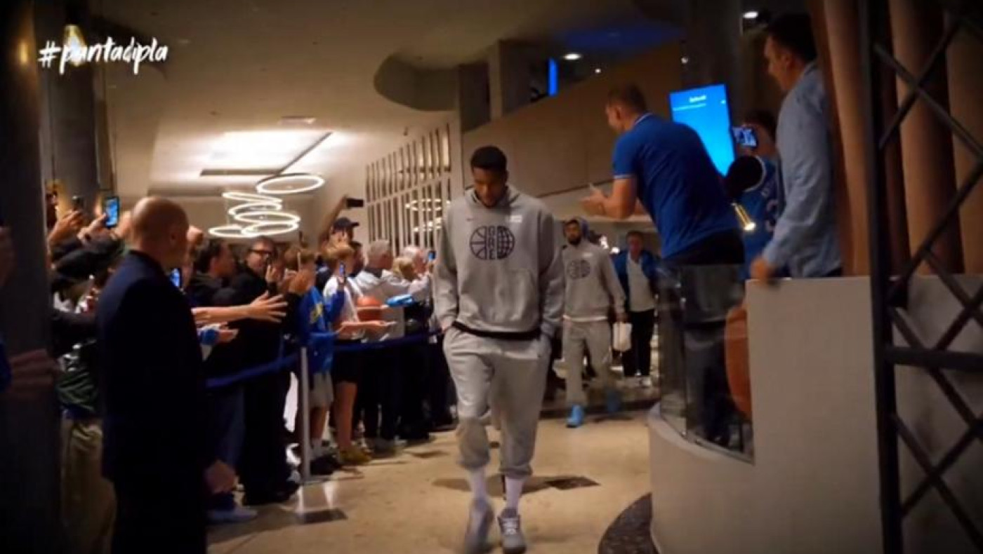 Ελλάδα-Τουρκία: Χαμός στο ξενοδοχείο της Εθνικής-Αποθέωση από εκατοντάδες φιλάθλους