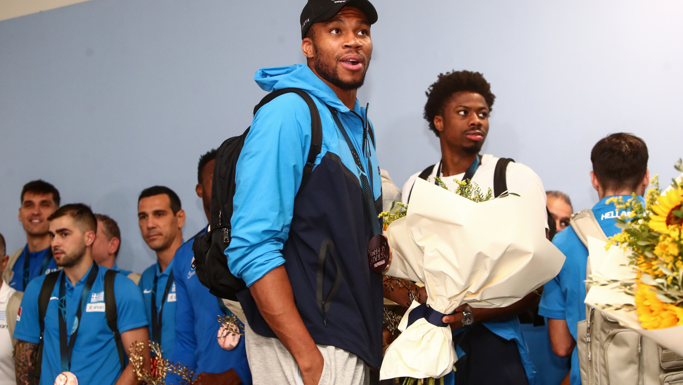 Έξαλλος ο Αντετοκούνμπο: «Πάρτε τις γ...ς τουρκικές σημαίες»