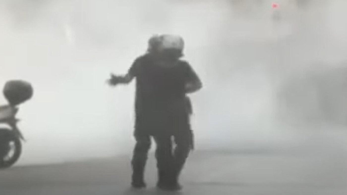 Πάτρα: Απίστευτο σκηνικό στην πορεία για τον Φύσσα-ΜΑΤατζής ρίχνει μπουνιά σε συνάδελφό του (vid)