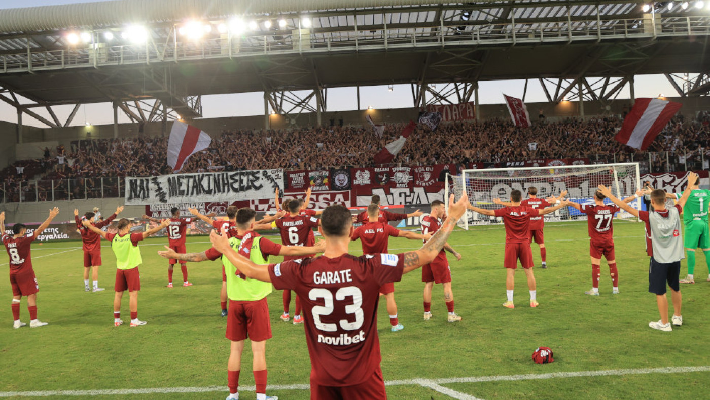 ΑΕΛ-ΑΕΚ: Οι οπαδοί των δύο ομάδων ένωσαν τις φωνές τους για τα Τέμπη