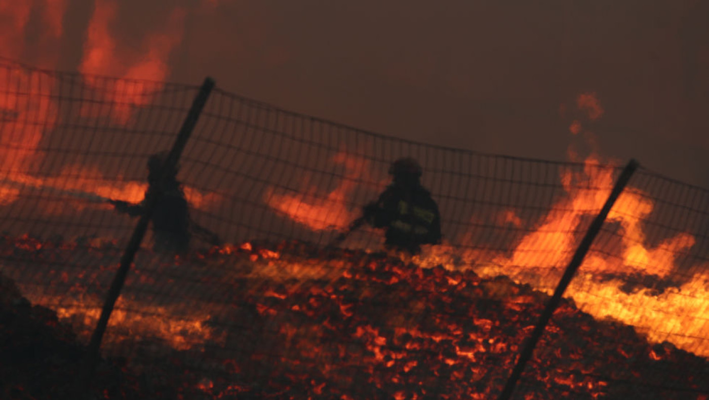 Μενίδι: «Κόλαση» φωτιάς σε εργοστάσιο-Πετούν και ελικόπτερα