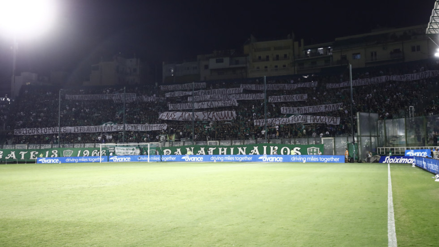 Παναθηναϊκός-Ολυμπιακός: Τα πανό της Θύρας 13 με μήνυμα «Ένας αιώνας σκάνδαλα»