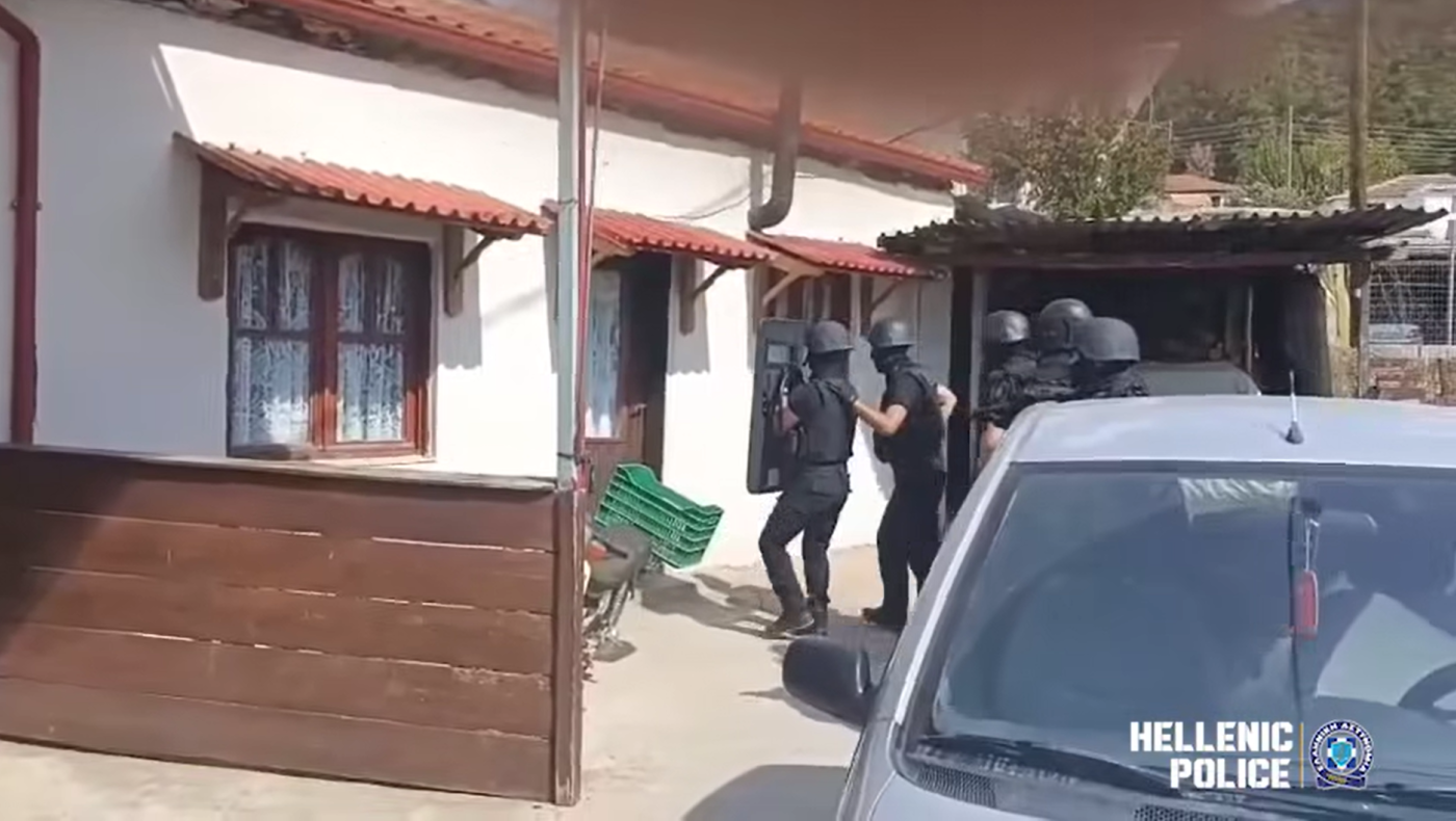 Θεσσαλονίκη: On camera σύλληψη 62χρονου-«Κάτσε κάτω»