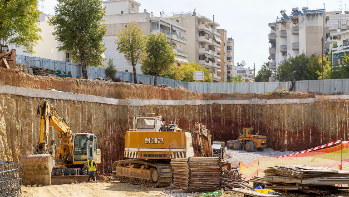Θεσσαλονίκη: «Βουτιά» αυτοκινήτου από ύψος 20 μέτρων-Καθίζηση στους στάβλους Παπάφη (vid)