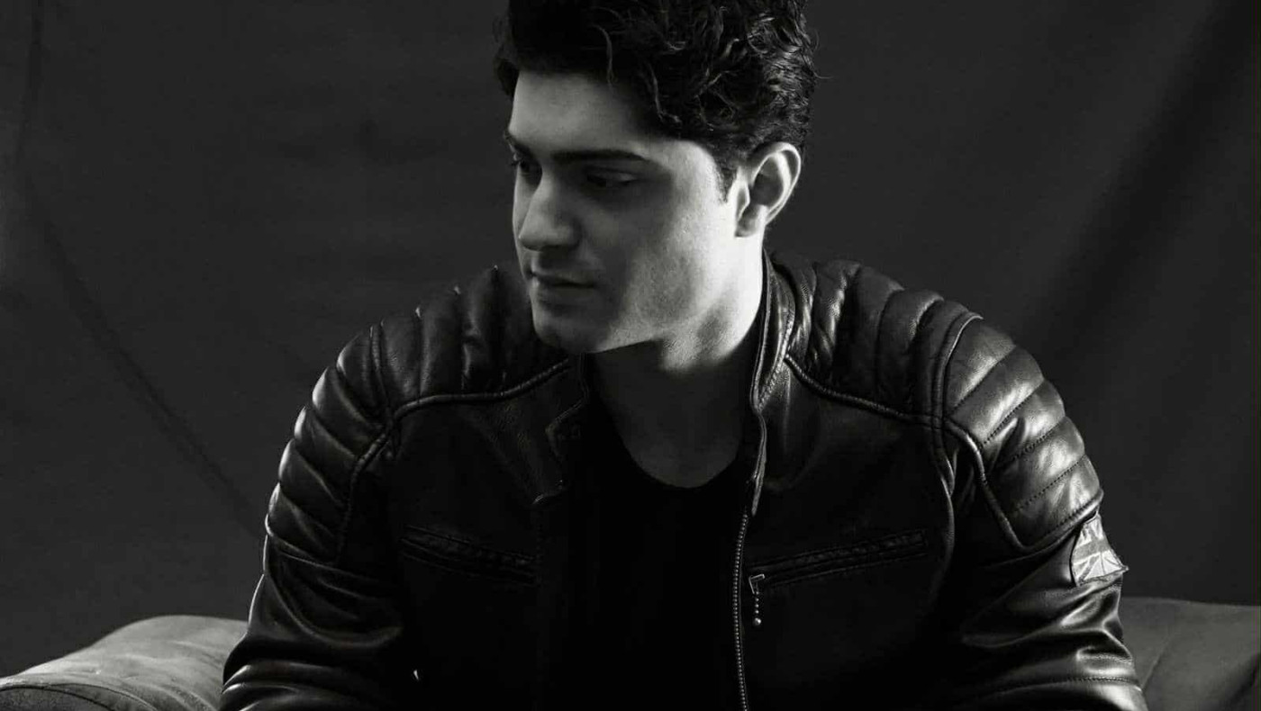 Θάνος Τσαλίκης: Εντυπωσιάζει το νέο του single με τίτλο "Χαρτάκι"