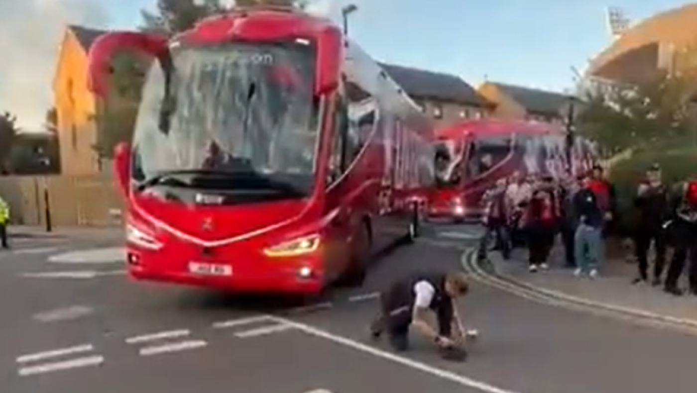 Οπαδός της Κρίσταλ Πάλας μπλόκαρε το λεωφορείο της Λίβερπουλ για να δέσει τα κορδόνια του