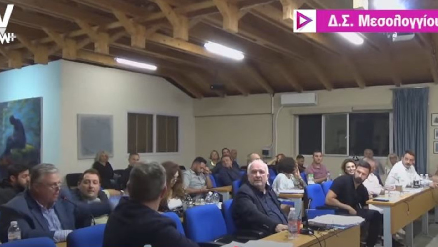 Χαμός στο δημοτικό συμβούλιο Μεσολογγίου: «Θα κυκλοφορείς στον δρόμο με φουστίτσα»