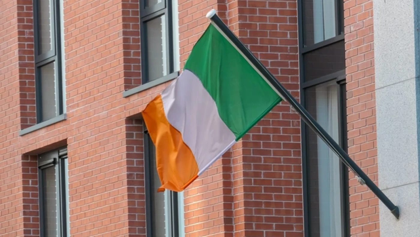 Ιρλανδία: Γιατί η χώρα γέμισε με σημαίες