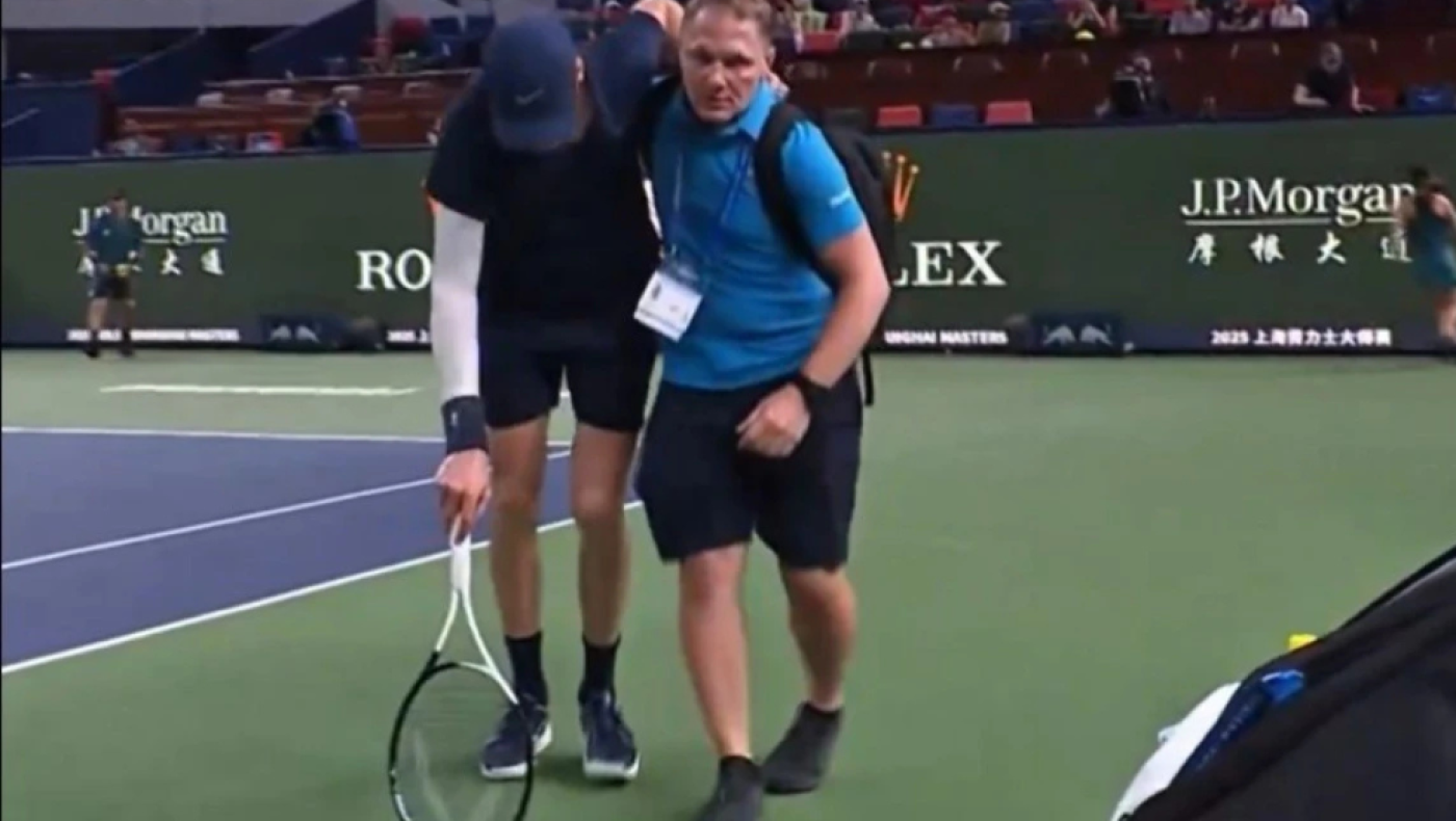 Η στιγμή που ο ﻿Γιανίκ Σίνερ﻿ αποχωρεί από το Masters υποβασταζόμενος