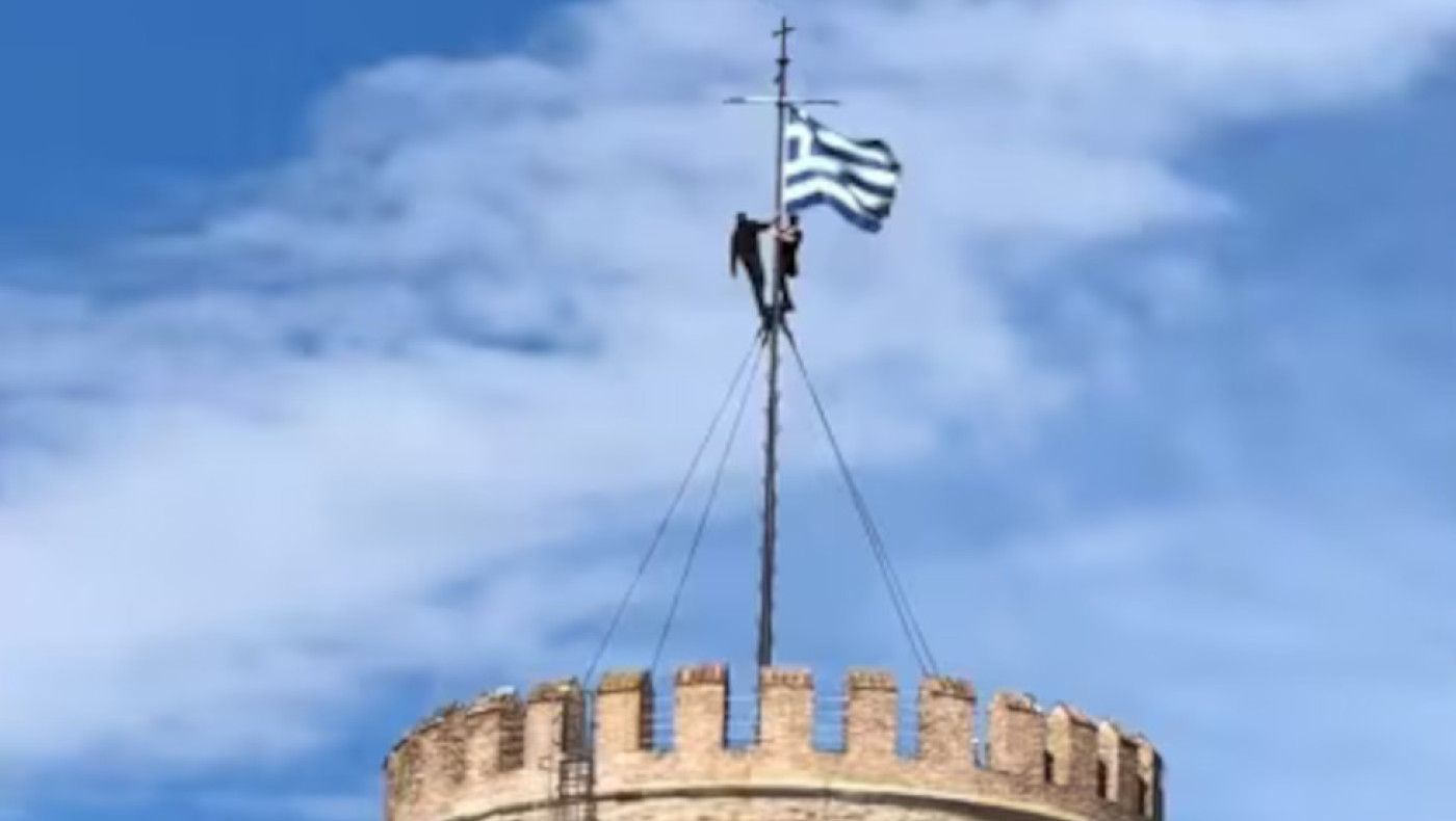 Θεσσαλονίκη-Απίστευτες εικόνες: Σκαρφάλωσαν στο υψηλότερο σημείο του Λευκού Πύργου