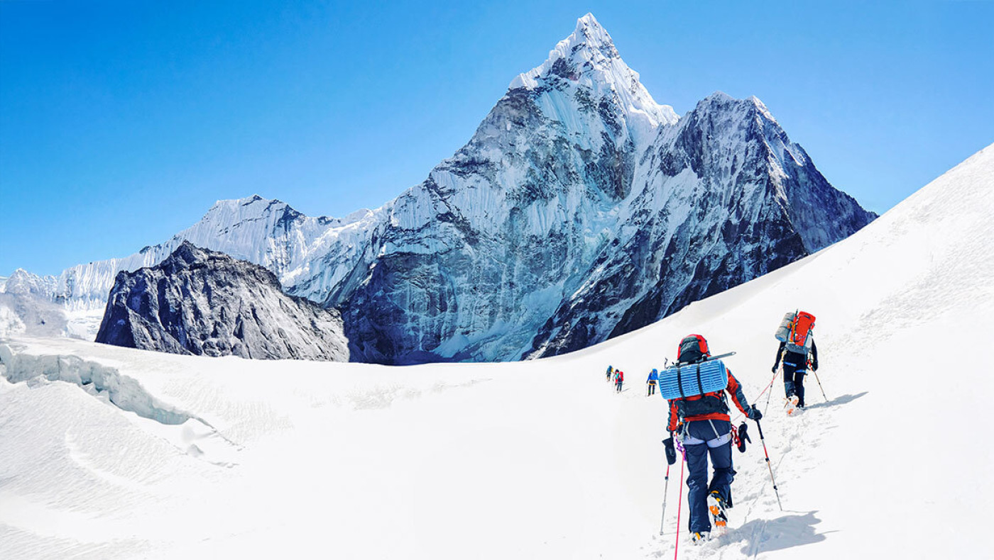 Έβερεστ: Σχεδόν 1.000 ορειβάτες παγιδεύτηκαν σε χιονοθύελλα