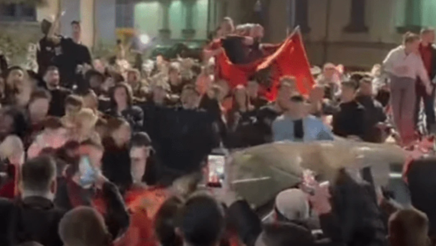 Αλά Ελλάδα 2004: Οι Αλβανοί πανηγύρισαν με πυροβολισμούς τη νίκη επί της Σερβίας