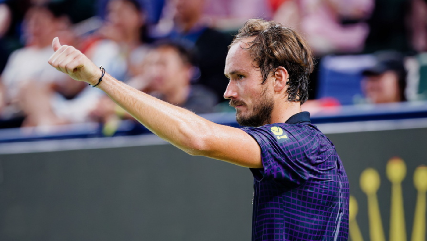 Μεντβέντεφ: Ζήτησε από ball girl να του βγάλει την μπλούζα