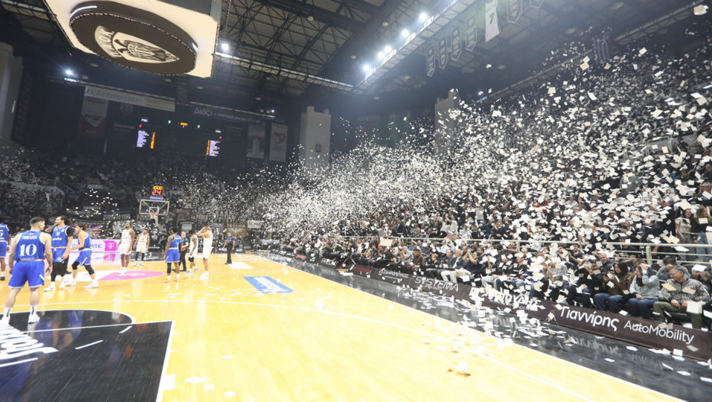 ΠΑΟΚ-Ηρακλής: Εντυπωσιακό σκηνικό στο «Παλατάκι» με... βροχή από χαρτάκια στο παρκέ!