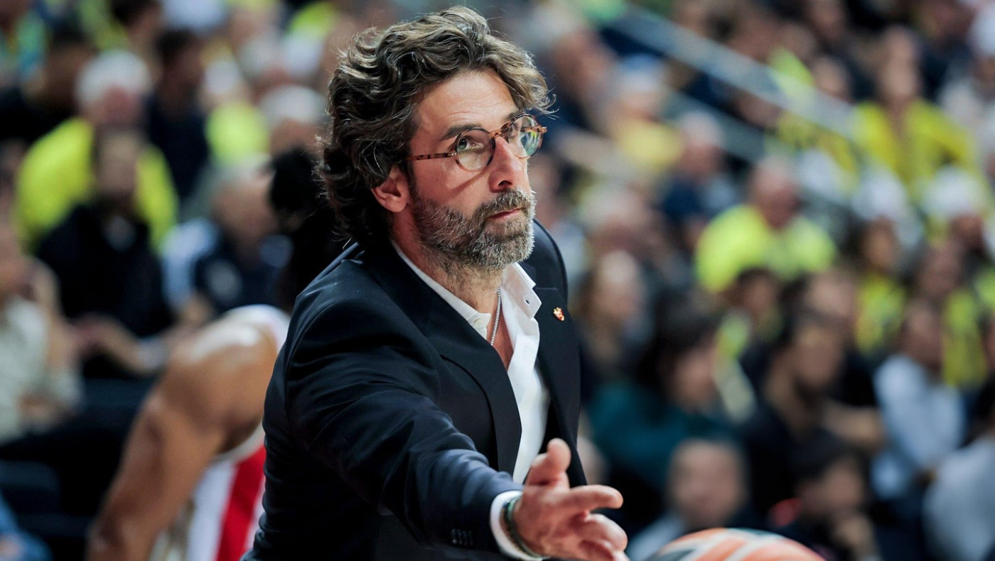 Ο Ερυθρός Αστέρας νίκησε τη Φενέρ και οι παίκτες έλουσαν τον Τόμοβιτς