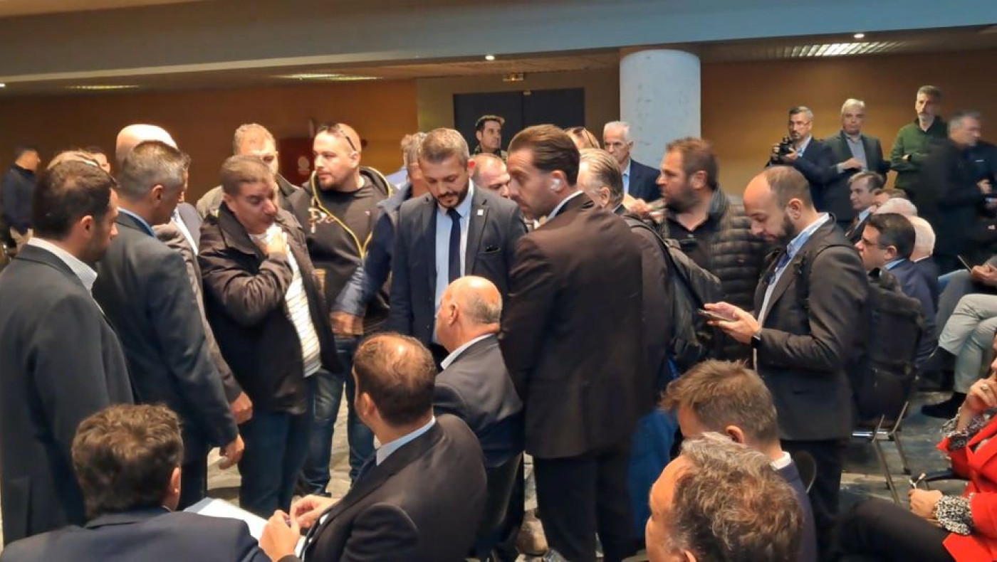 Αγρότες-Λιβαδειά: Θερμό επεισόδιο με τον Υπουργό Αγροτικής Ανάπτυξης και συγκρούσεις με τα ΜΑΤ