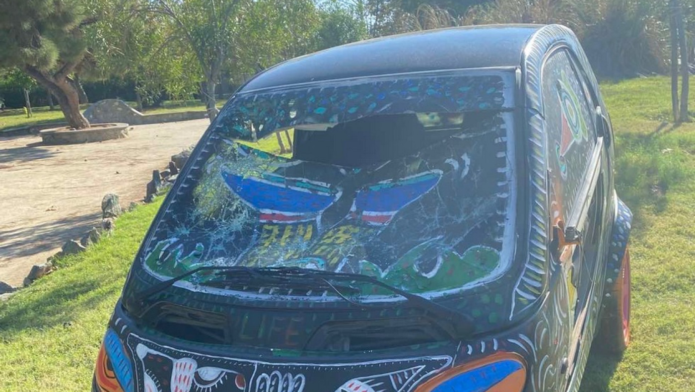 Θεσσαλονίκη: Βανδάλισαν το αυτοκίνητο-έργο τέχνης στη νέα παραλία (pics)