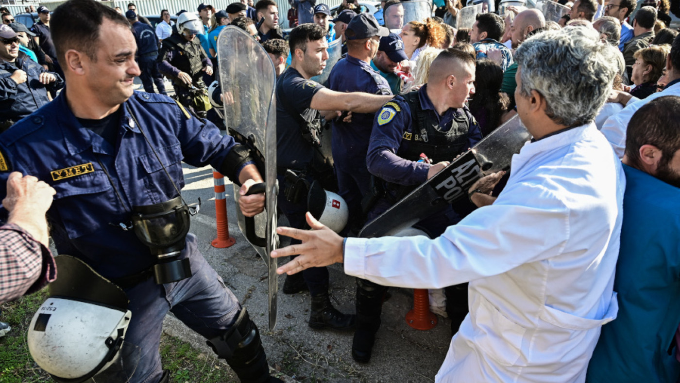 Επεισόδια και χημικά στο «Αττικόν» στην επίσκεψη Μητσοτάκη-Γεωργιάδη
