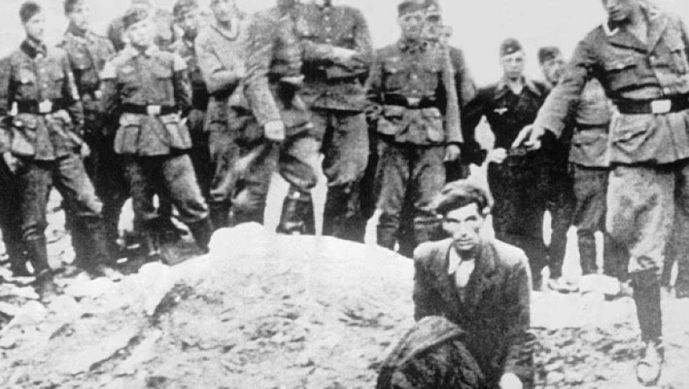 Αποκάλυψη 80 χρόνια μετά: Ταυτοποιήθηκε ο δήμιος των Ναζί από την ανατριχιαστική φωτογραφία του Β' Παγκοσμίου Πολέμου