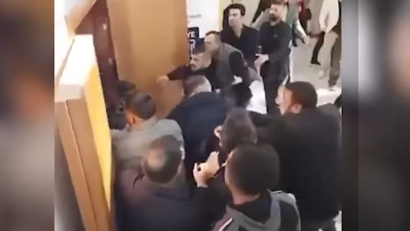 Τουρκία: Πιάστηκαν στα χέρια στελέχη του CHP-Επενέβη η αστυνομία