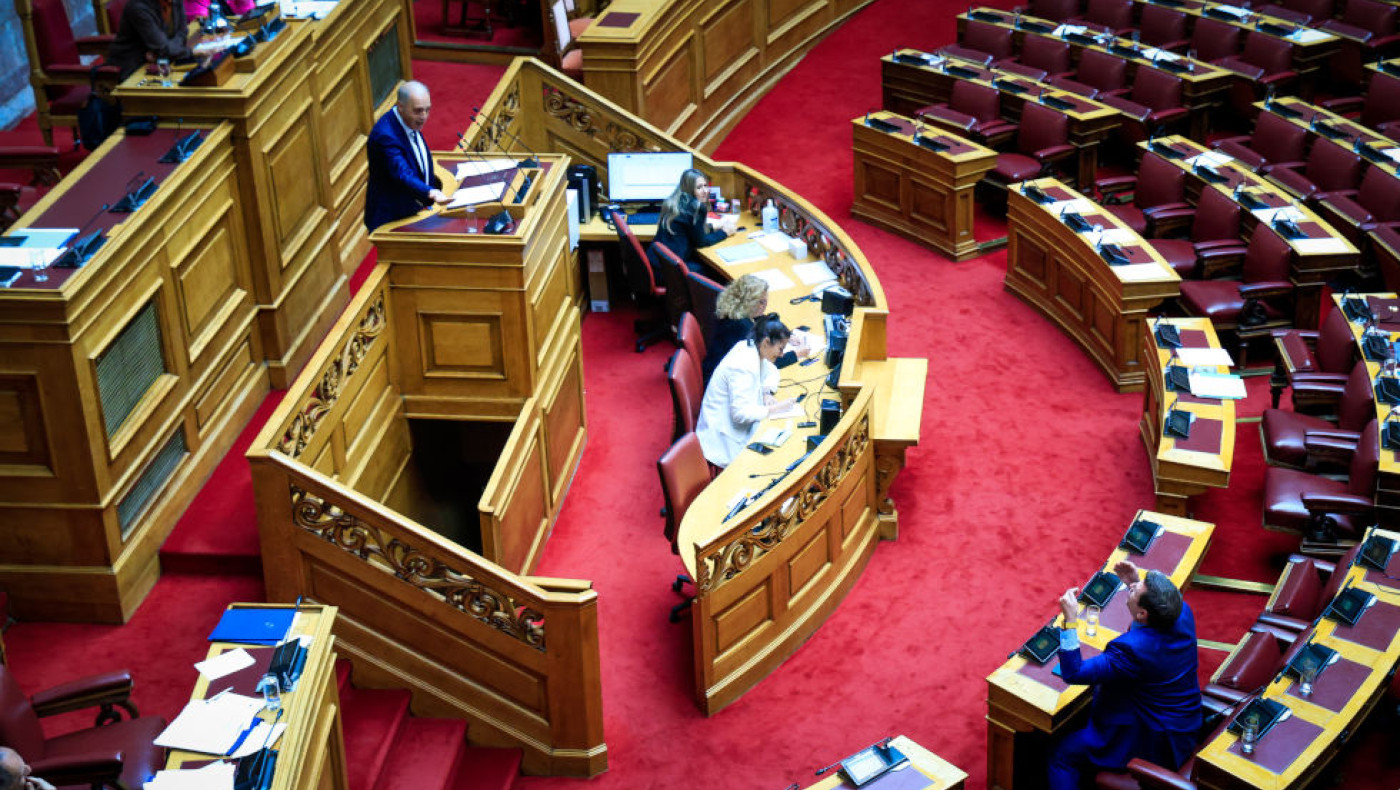 «Χοντρό» επεισόδιο στη Βουλή Καιρίδη-Βελόπουλου: «Φέρε τα λεφτά από Γερμανία»