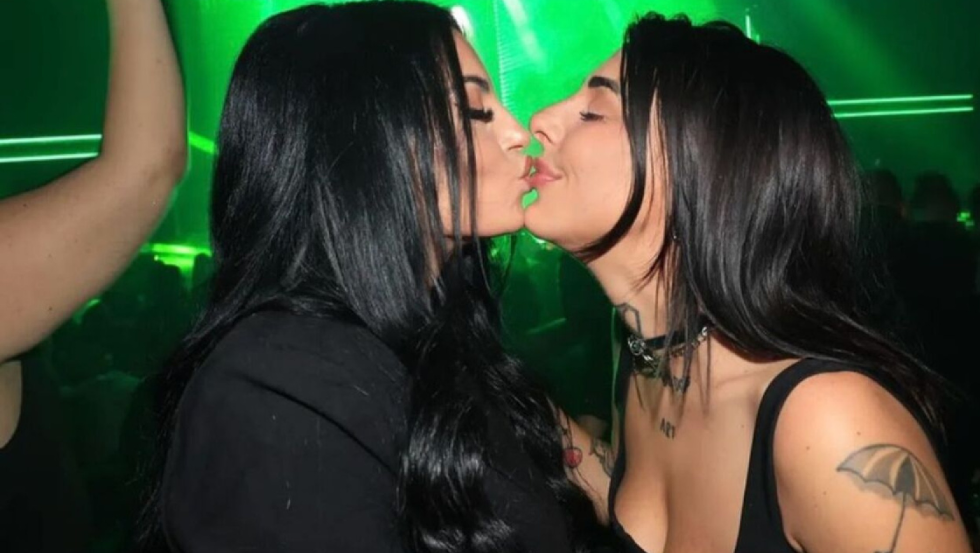 Το φιλί στο στόμα που αντάλλαξε η Δήμητρα Αλεξανδράκη με τη Super Κική