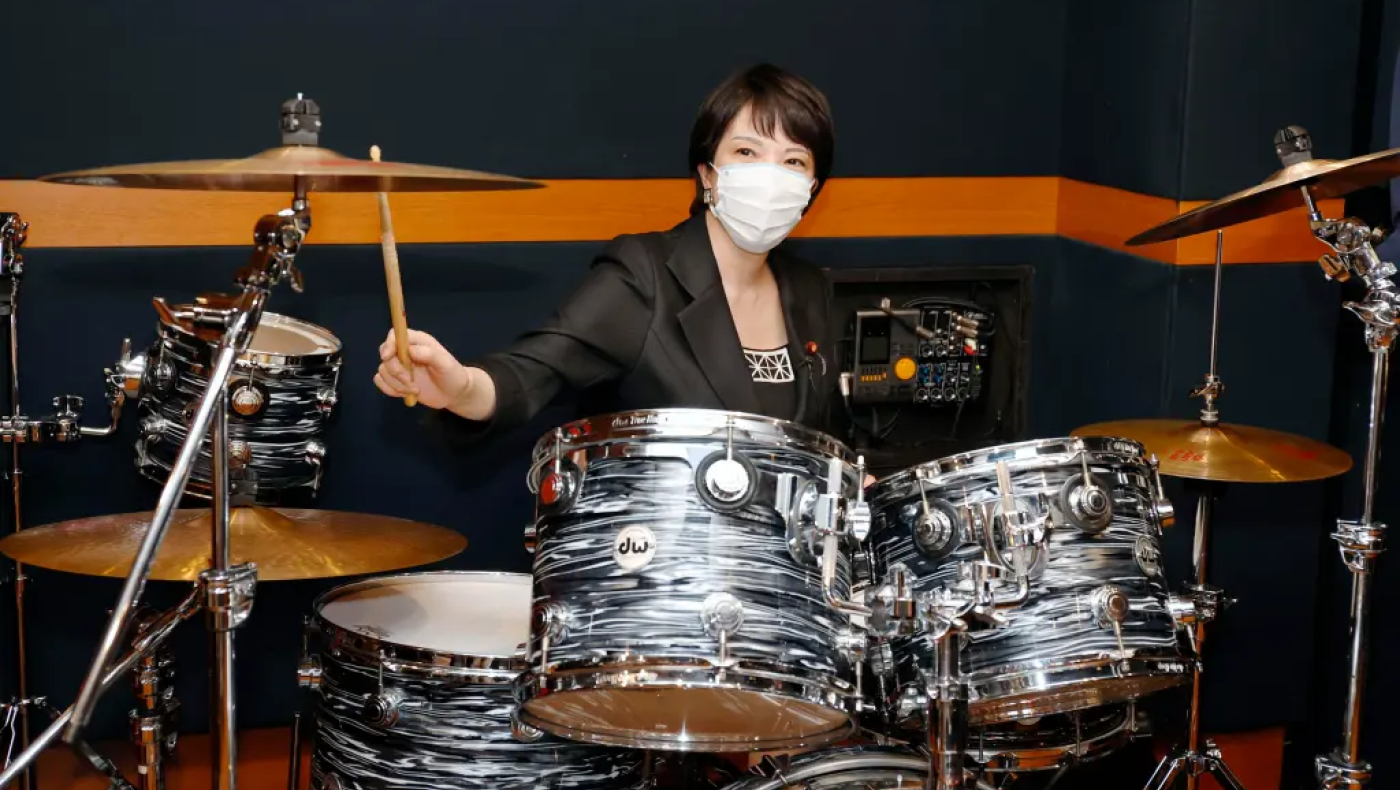 Σανάε Τακαΐτσι: Χεβιμεταλού και... ντράμερ η νέα πρωθυπουργός της Ιαπωνίας