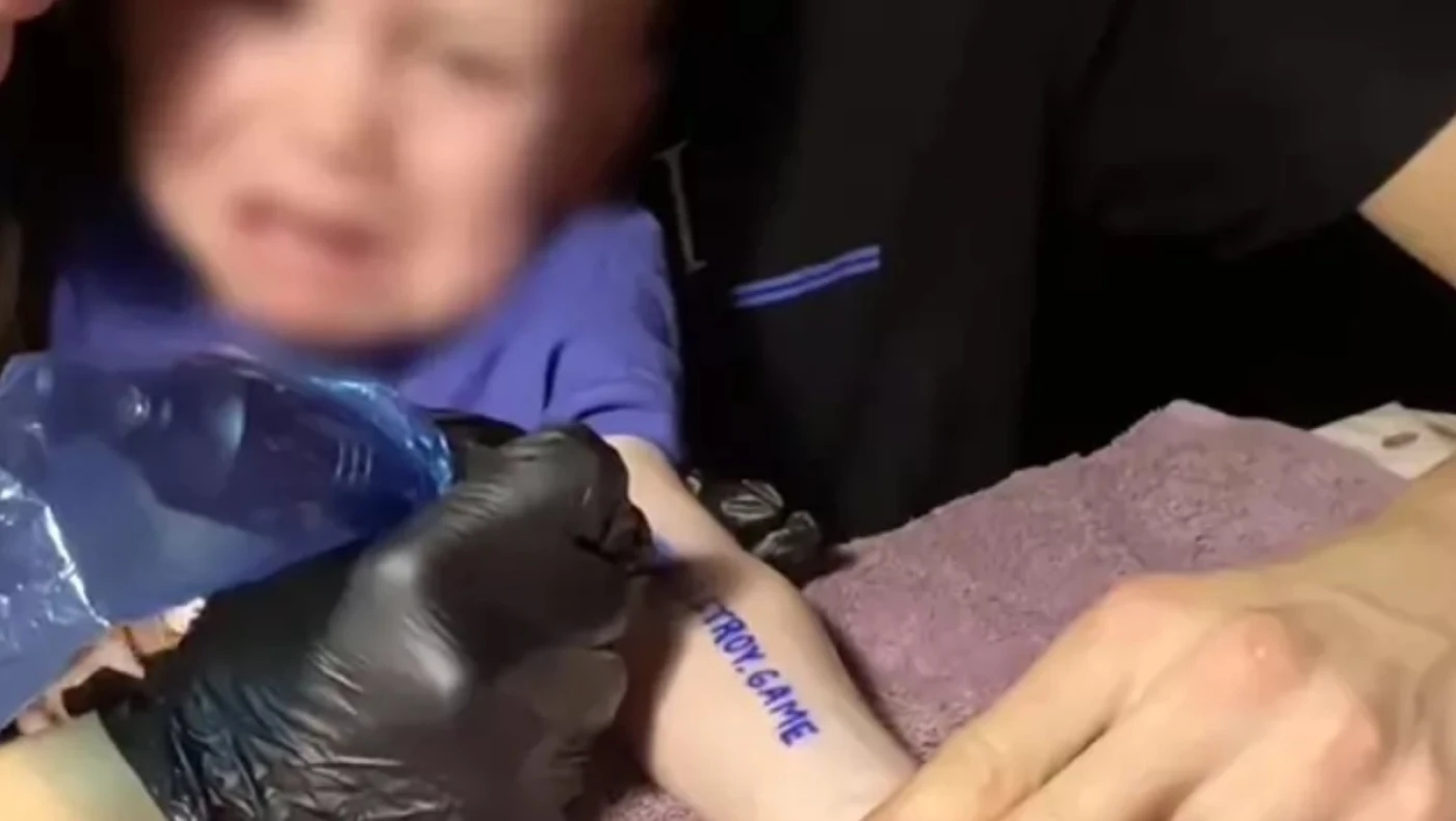 Το έχασαν τελείως: Γονείς χτύπησαν τατουάζ στο ενός έτους παιδί τους!